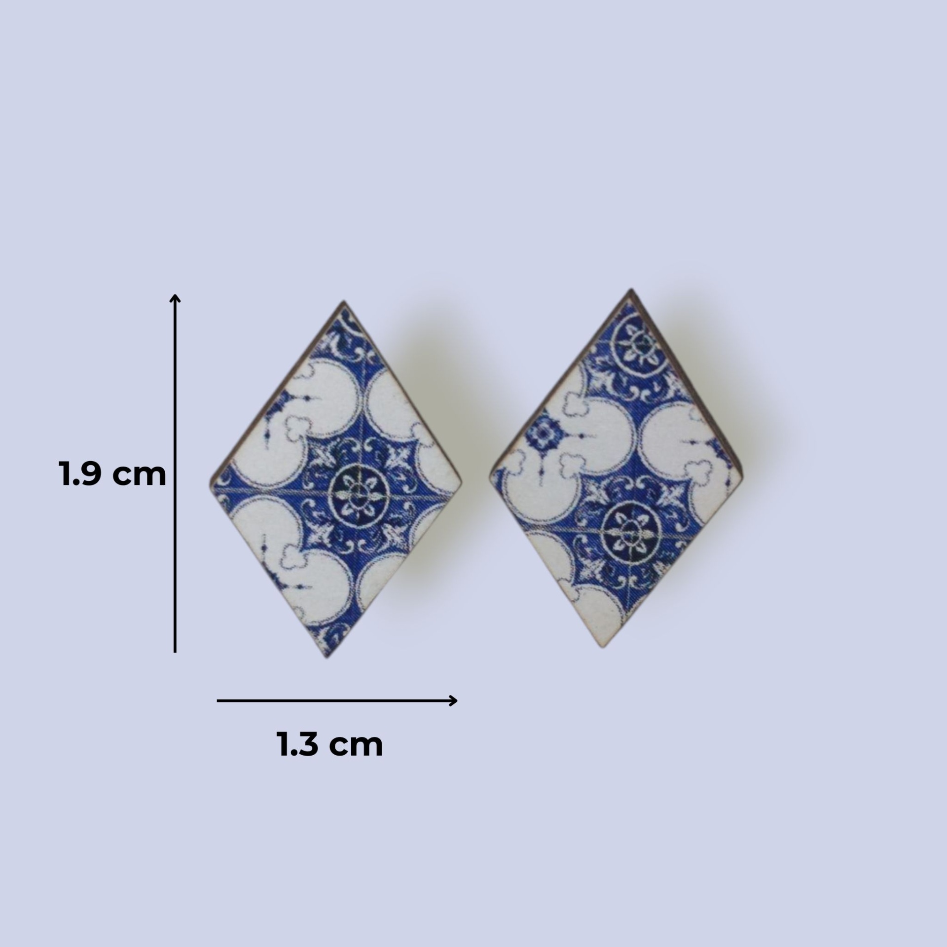 Brincos Alcobaça Par de azulejos pequenos losango azul e branco com padrão floral
