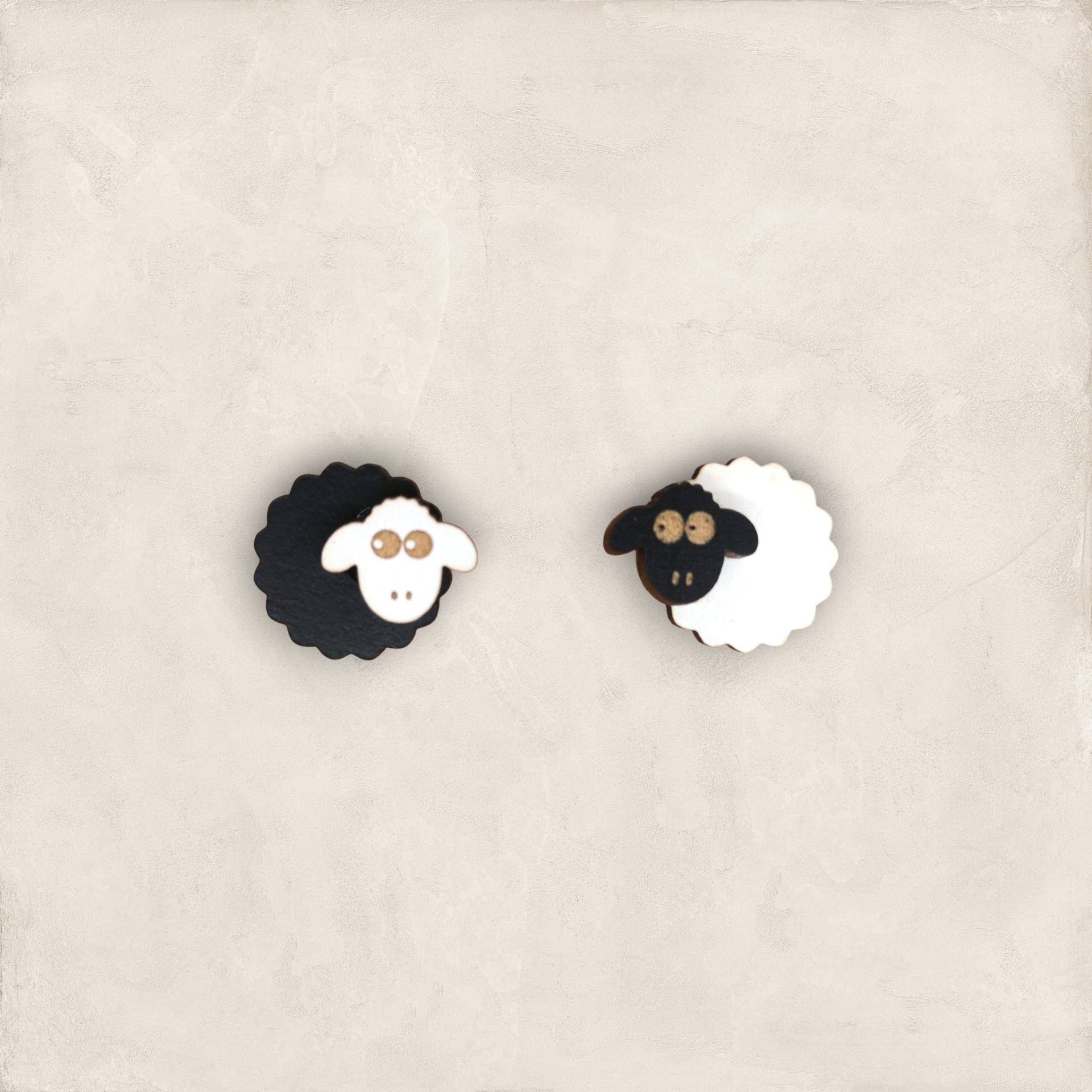 Brincos Ovelhinha Ímanes ovelha preto e branco com olhos castanhos