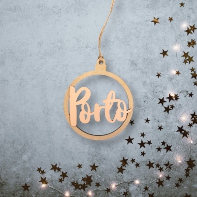 Enfeite de Natal em madeira com a palavra Porto e estrelas douradas ao redor