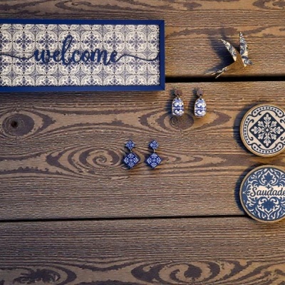 Acessórios decorativos e moda em madeira e cerâmica azul e branco com padrões tradicionais
