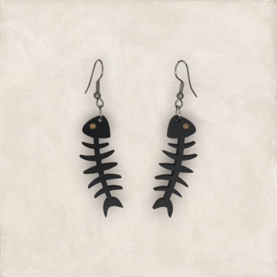 Brincos em forma de espinha de peixe preta com gancho, fundo claro texturado