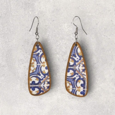Brincos pendentes trapezoidais com padrão azul e castanho em fundo cinzento