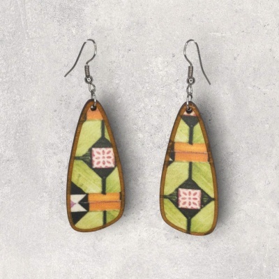 Brincos pendentes com padrão geométrico colorido em fundo cinza