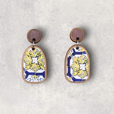 Brincos pendentes com padrão floral amarelo e azul e moldura de madeira