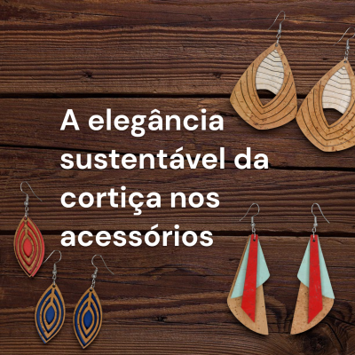 Quatro pares de brincos em cortiça com várias cores e padrões sobre fundo de madeira escura com texto promocional.