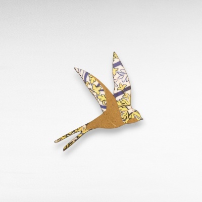 Broche de pássaro em madeira e tecido com padrão floral
