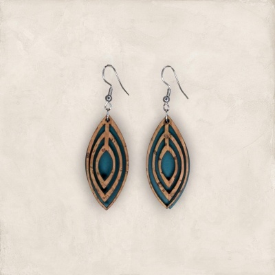 Brincos pendentes em tons castanho claro e azul-petróleo com ganchos metálicos.