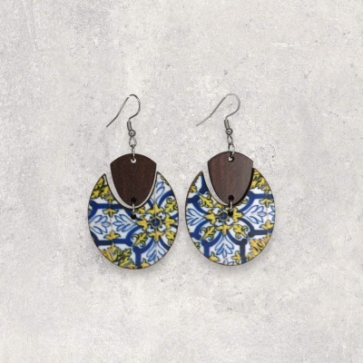 Brincos de madeira e cerâmica com padrão colorido
