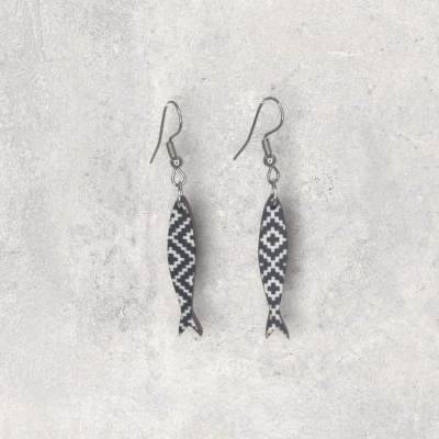 Brincos pendentes em forma de peixe com padrão geométrico preto e branco