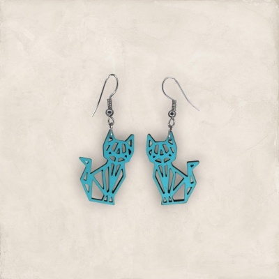 Brincos com pendentes de gato azul geométrico em fundo claro.