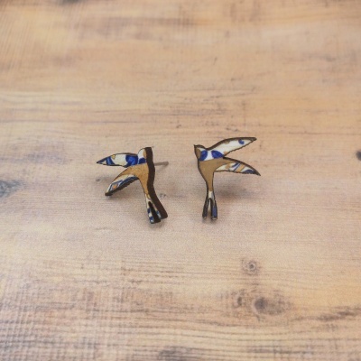Brincos de madeira em forma de pássaros com detalhes coloridos azul e castanho
