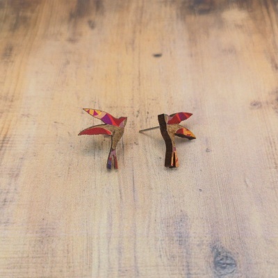 Brincos de pinos em forma de pássaros coloridos em madeira