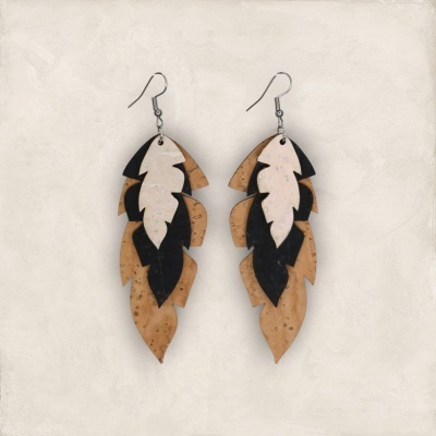 Brincos em camadas de cortiça em forma de folhas com gancho metálico