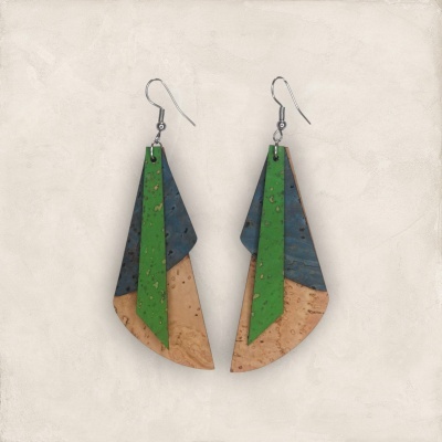 Brincos de cortiça em verde, azul e bege com ganchos metálicos