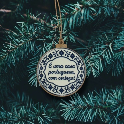 https://www.bemportugues.com/product/bola-de-natal-casa-portuguesa-em-madeira