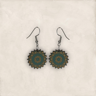 Brincos pendentes com padrão floral verde e dourado em fundo neutro