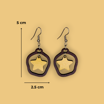 Brincos castanhos escuros com estrelas amarelas no centro e gancho metálico