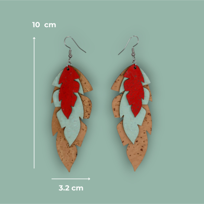 Brincos pendentes com folhas em castanho claro, azul claro e vermelho, com gancho metálico prateado