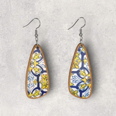 Brincos pendentes com padrão floral azul e amarelo