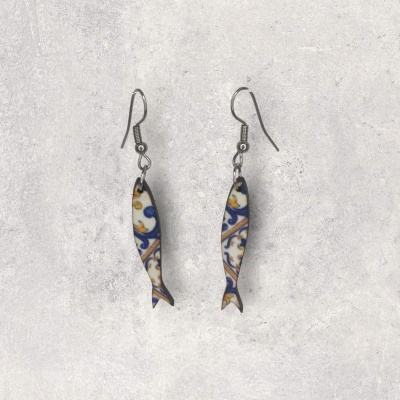 Brincos metálicos com pendentes em forma de peixe em padrão decorativo.