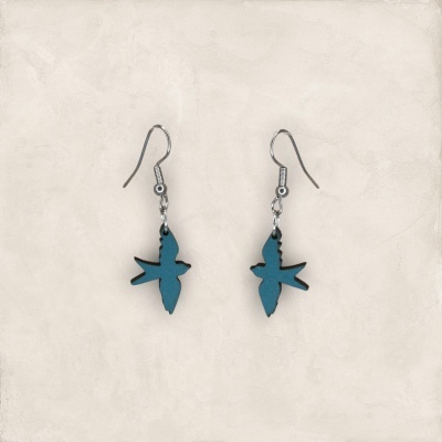 Brincos de pássaros azuis com contornos pretos e ganchos metálicos