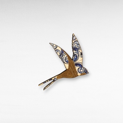 Pássaro decorativo em madeira e cerâmica com padrão azul e branco