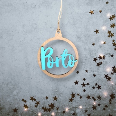 Ornamento redondo de madeira com a palavra Porto em azul turquesa pendurado