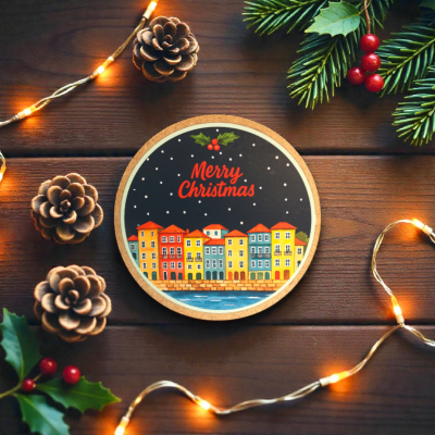 Prato de madeira redondo com ilustração e texto Merry Christmas decorado com pinhas, ramos de pinheiro e luzes de Natal