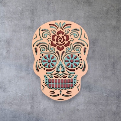Decoração de caveira em madeira pintada com padrões florais e geométricos