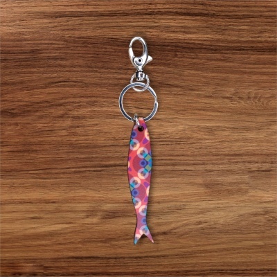 Porta-chaves com pendente em forma de peixe colorido e fecho metálico
