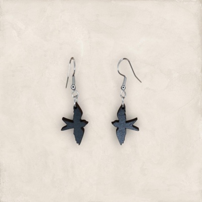 Brincos de pomba preta pendurados em gancho prateado