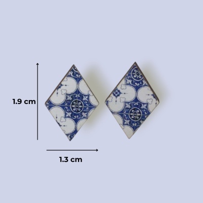 Par de azulejos pequenos losango azul e branco com padrão floral