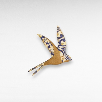 Broche de pássaro em madeira com padrão azul, amarelo e branco
