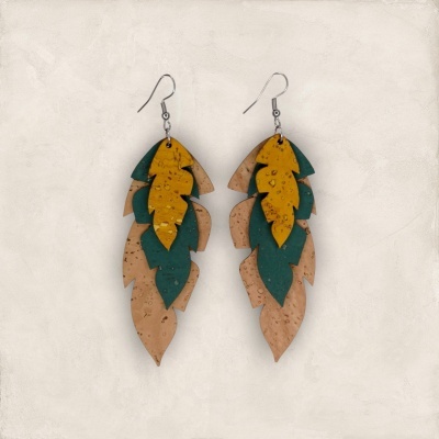 Brincos pendentes em cortiça colorida em forma de folhas