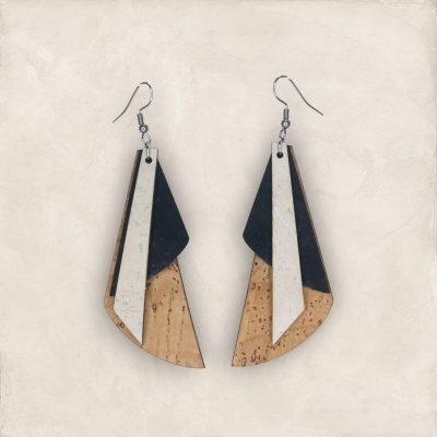 Brincos triangulares em madeira de cortiça com detalhes em preto e branco