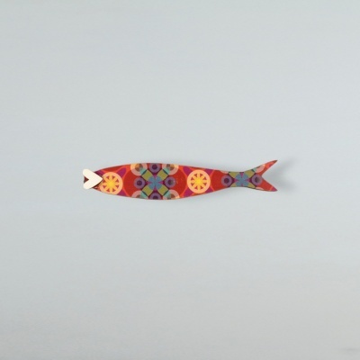 Peixe decorativo de madeira com padrão geométrico colorido e boca em forma de coração