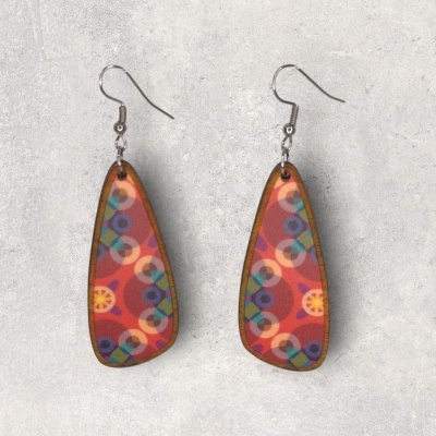 Brincos pendentes trapezoidais de madeira com padrão colorido abstrato