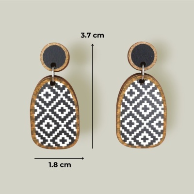 Brincos de madeira e tecido com padrão geométrico preto e branco