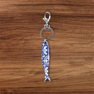 Porta-chaves com pendente em forma de peixe com padrão azul e branco.
