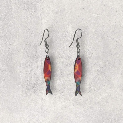 Brincos coloridos em forma de peixe com padrão abstrato