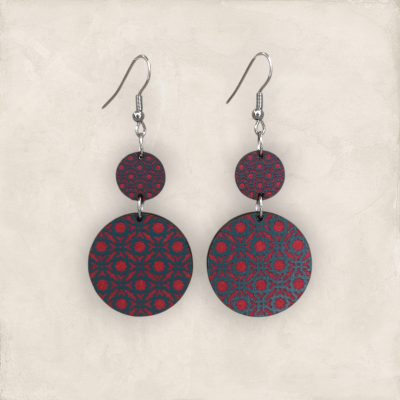 Brincos pendentes com discos decorados em vermelho e preto e gancho metálico