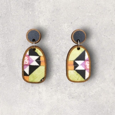 Par de brincos de madeira com padrão geométrico colorido