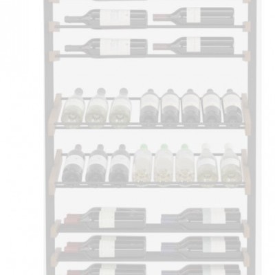 Estante metálica e de madeira com garrafas de vinho na prateleira inferior