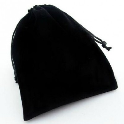 Saco de veludo preto com cordão de aperto