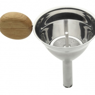 Funil metálico com cabo em madeira