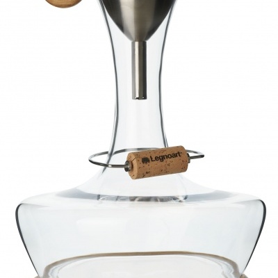 Garrafas de vidro transparentes com base de madeira, funil metálico e rolha de cortiça