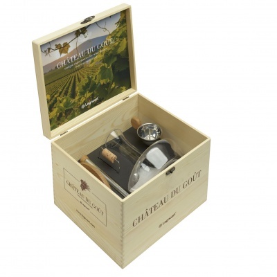 Conjunto de vinho numa caixa de madeira clara com acessórios