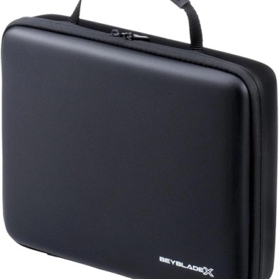 Mala preta rígida com alça e inscrição BEYBLADE X