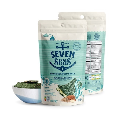 Pacotes de snacks de algas recheadas Seven Seas sabor amêndoa e sésamo junto a tigela com pedaços de algas