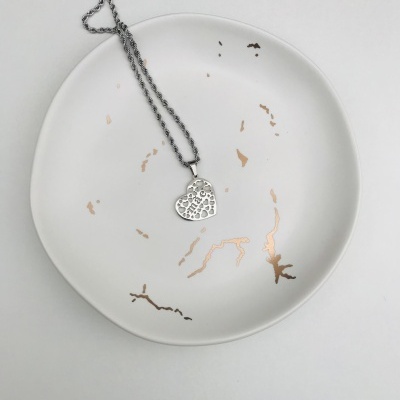 Colar&#x20;em&#x20;A&#x00E7;o&#x20;Inoxid&#x00E1;vel&#x20;com&#x20;Pendente&#x20;em&#x20;Forma&#x20;de&#x20;Cora&#x00E7;&#x00E3;o&#x20;M&#x00E3;e